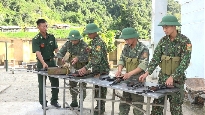 CBCS Đồn Biên phòng Pa Ủ kiểm tra vũ khí, trang bị.